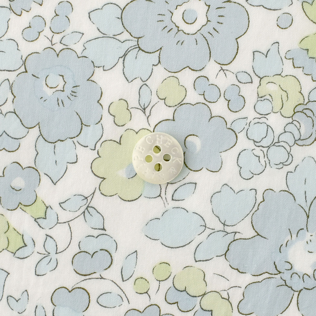 リバティプリントラミネート　Betsy ◎J22R(ライトブルーグレー系)