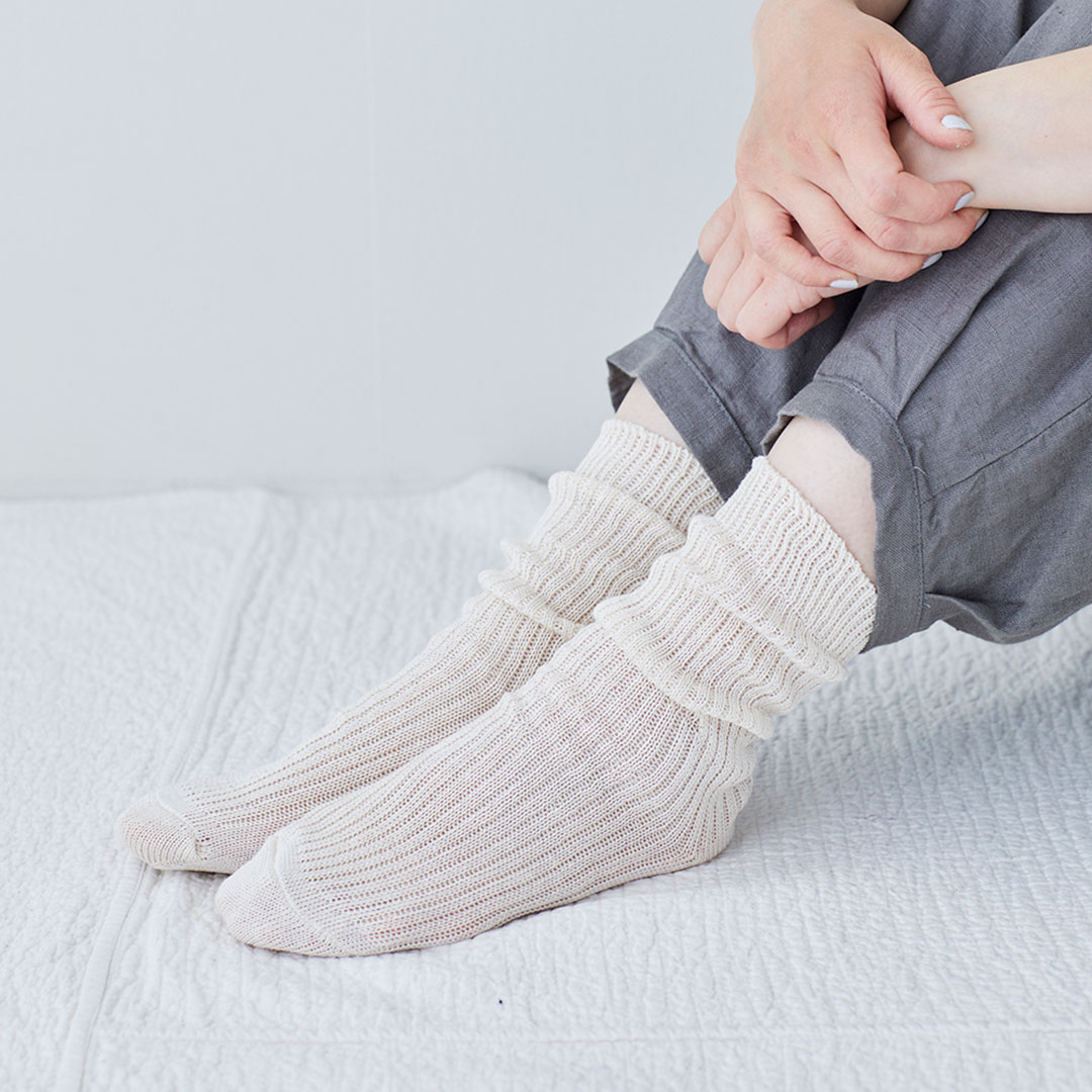 fog linen work リネンミドルゲージリブソックス　エクリュ