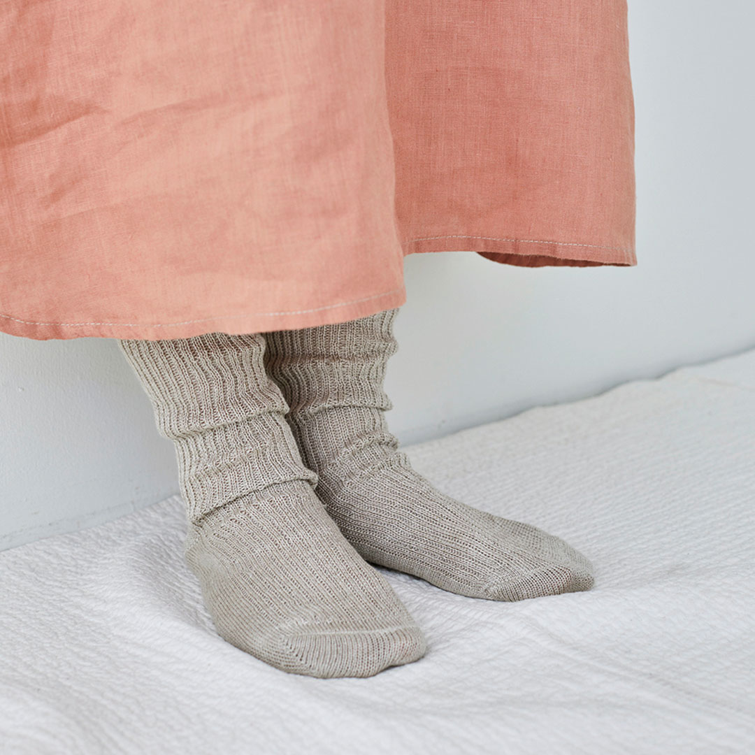 fog linen work リネンミドルゲージリブソックス　ナチュラル