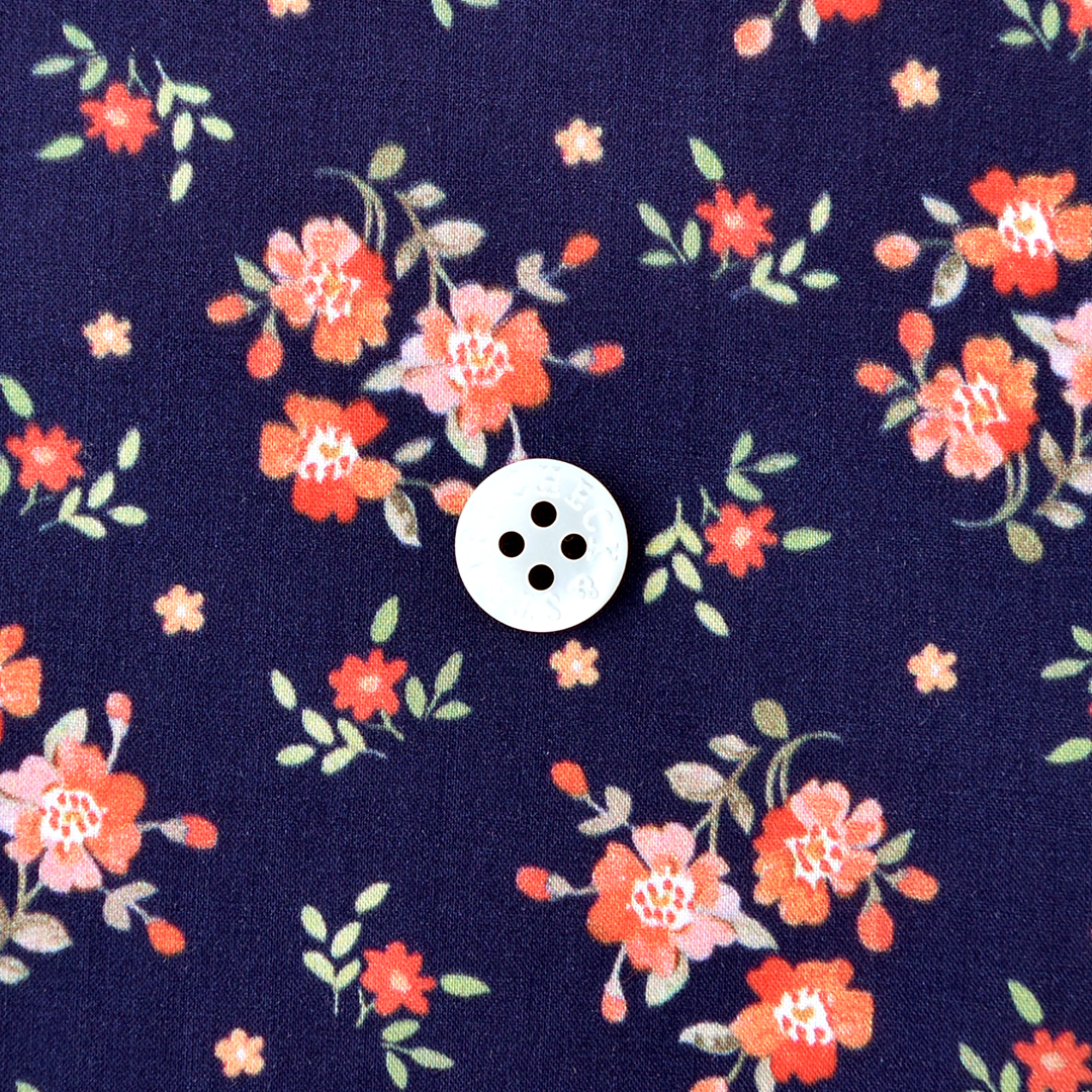 リバティプリント　Magdalena Posy ◎J23A(ネイビー地にオレンジ系)