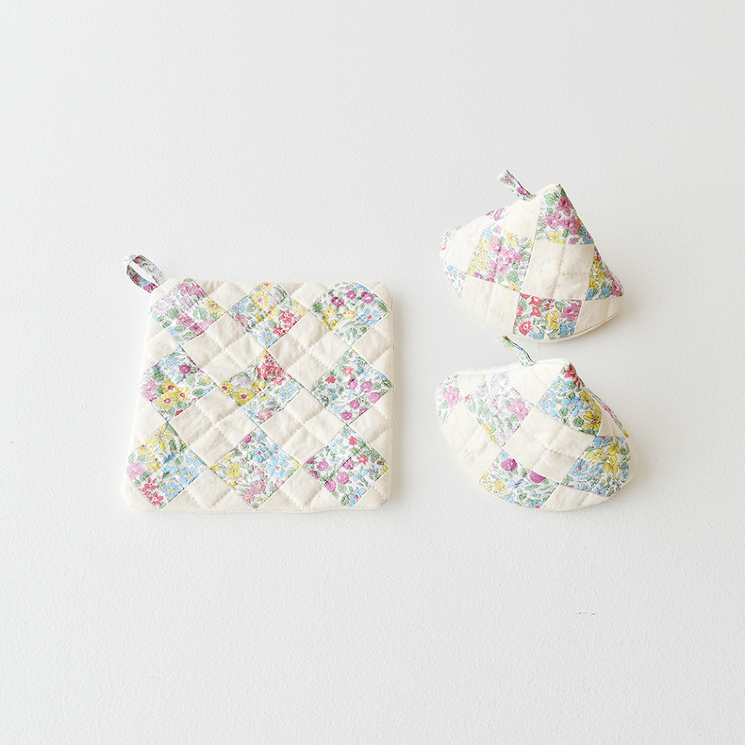 西山眞砂子さんデザイン 簡単ミシンワークで作るコルネ型鍋つかみとポットマットのセットのキット