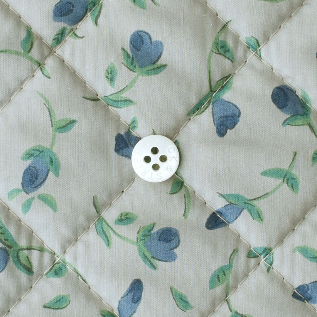 リバティプリントキルティング Floating Flora　◎J25B(サンドグレーにスモークブルー)