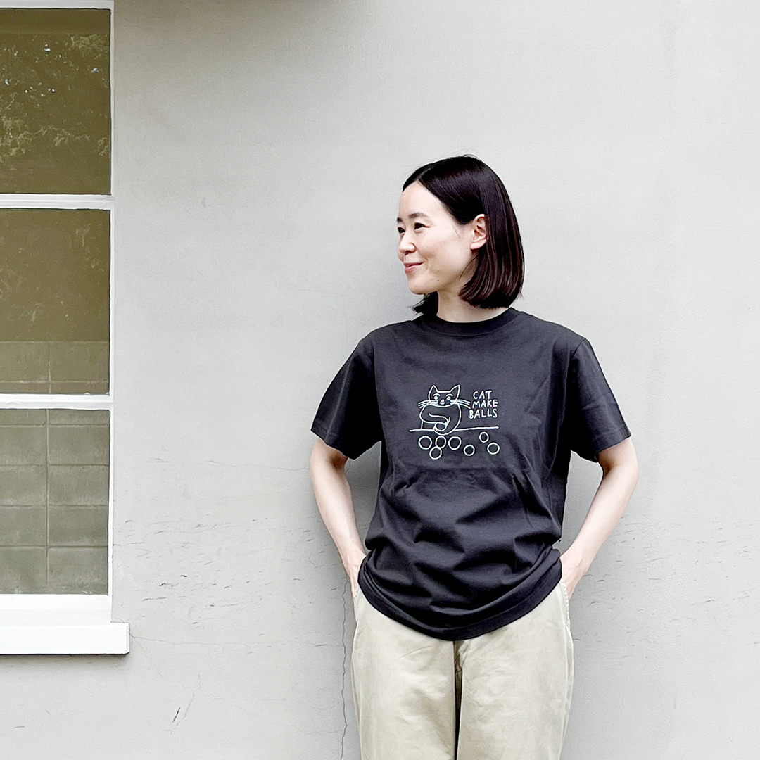 トラネコボンボン × CHECK&STRIPEのTシャツ CAT MAKE BALLS（チャコールグレー）　Sサイズ