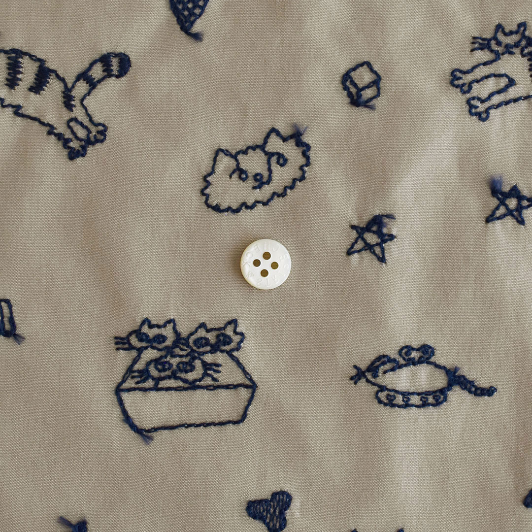 C&S海のブロードに刺しゅうの布  「CAT CAT CAT」　ソイラテにネイビーブルー