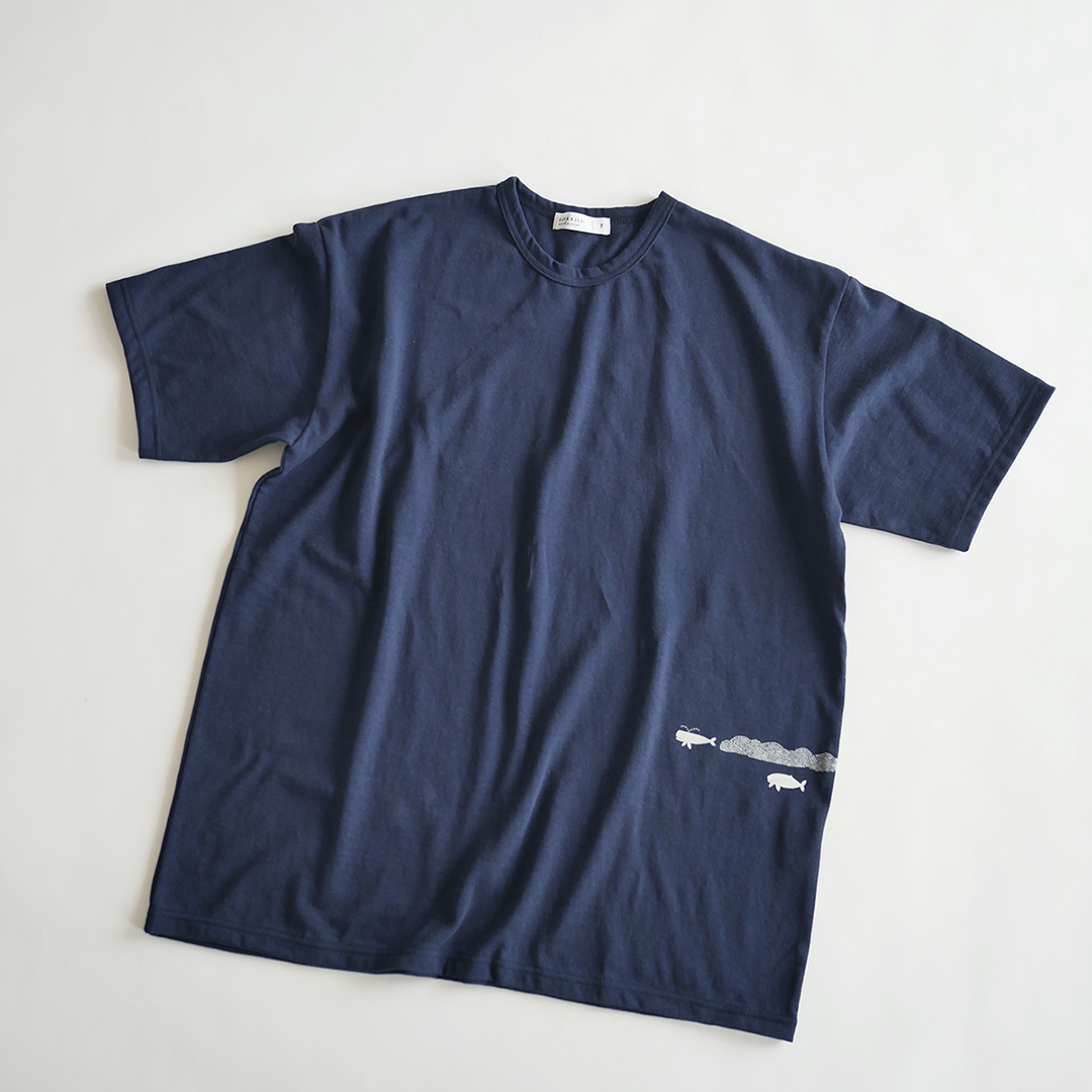 SARAXJIJI リサイクルコットンプリントTee (unisex)　NAVY (kujira) size5
