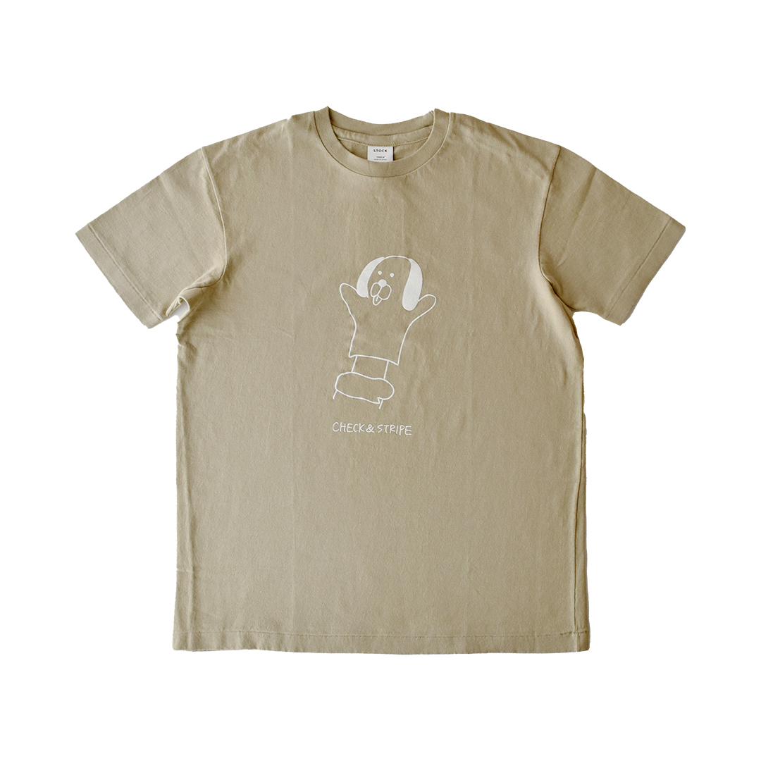 YAECA × CHECK&STRIPE イラストTシャツ パペット(ドッグ)　カーキ×ホワイトプリント  XLサイズ
