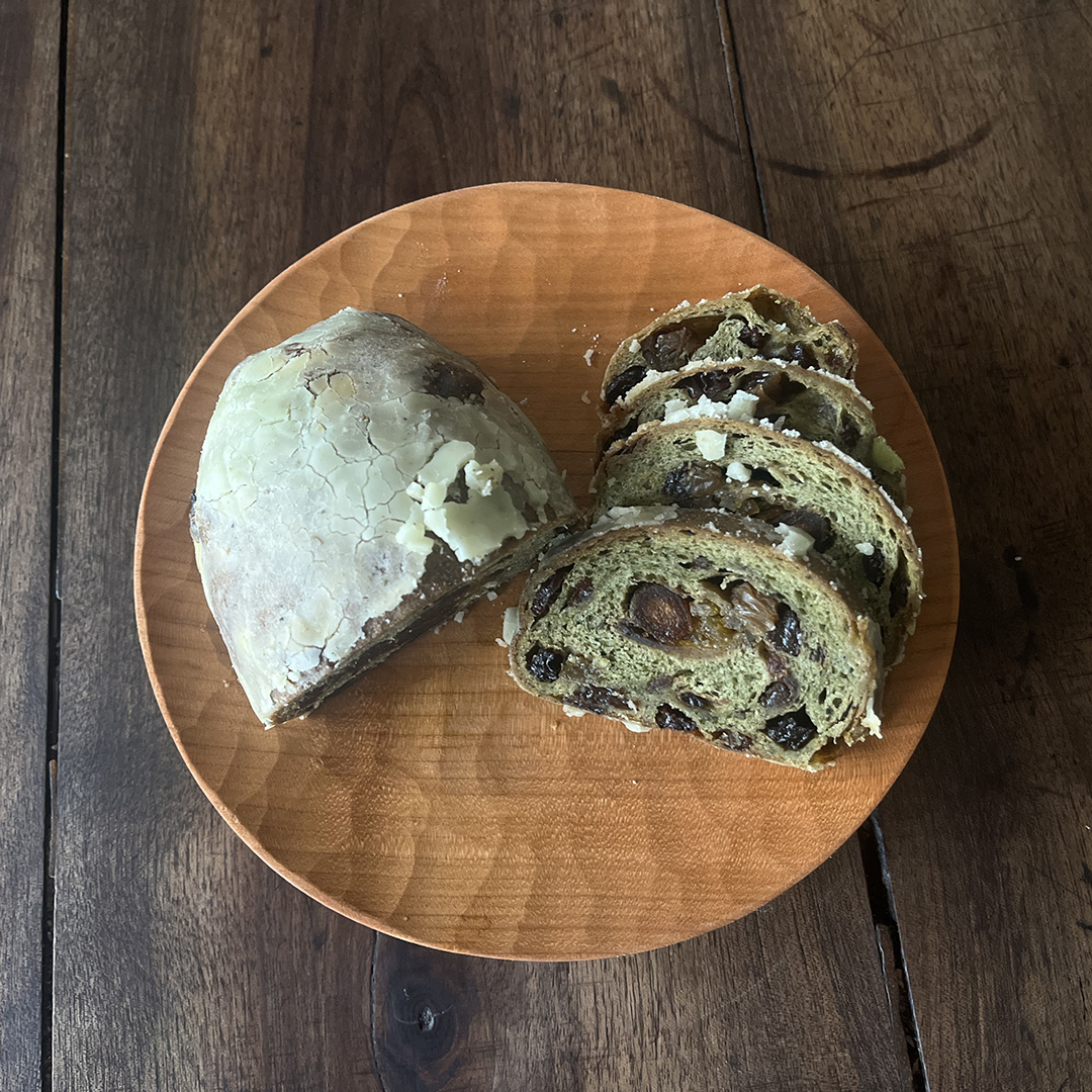 日曜日のごちそう 蓬(よもぎ)と杏(あんず)のシュトーレン