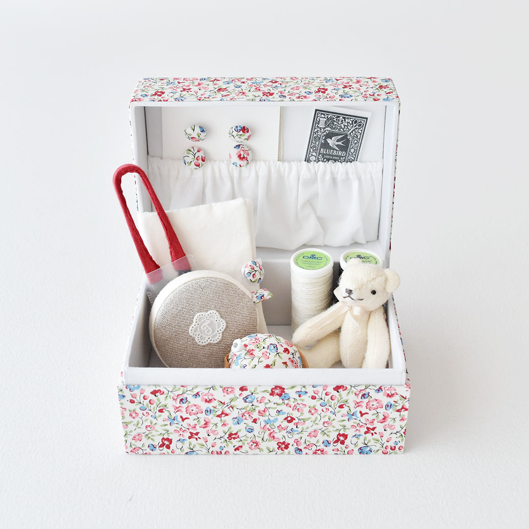 Blue Bird ソーイングボックスセット　Posy Meadow J25A(レッド系)