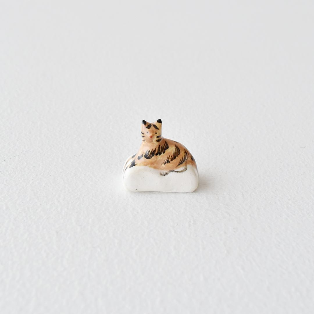 にしおゆき 陶器のフェーブ 猫と本　トラ猫
