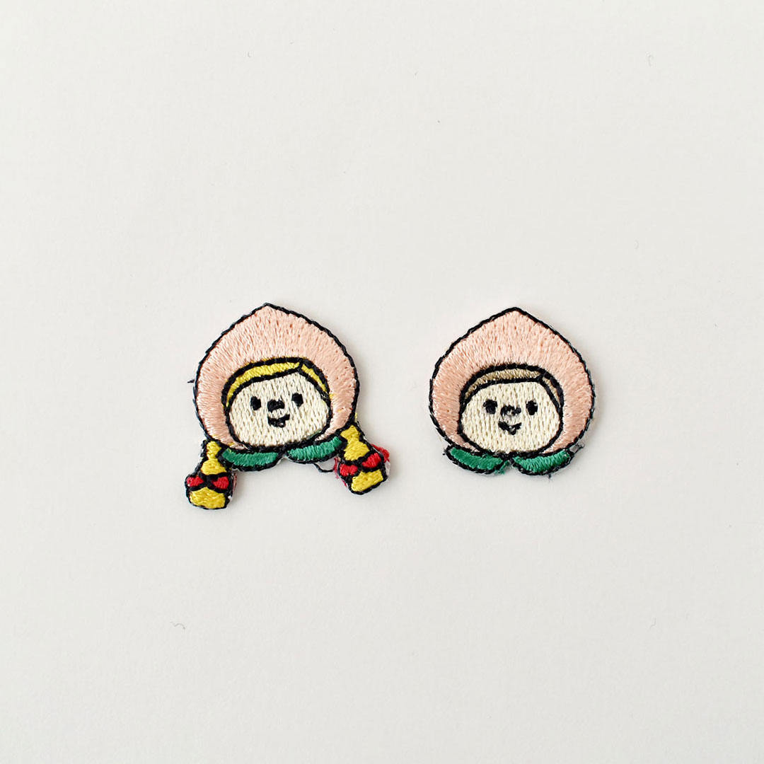 CHECK&STRIPEオリジナルアップリケ　ケイトとマーガレット(もものかぶりもの)