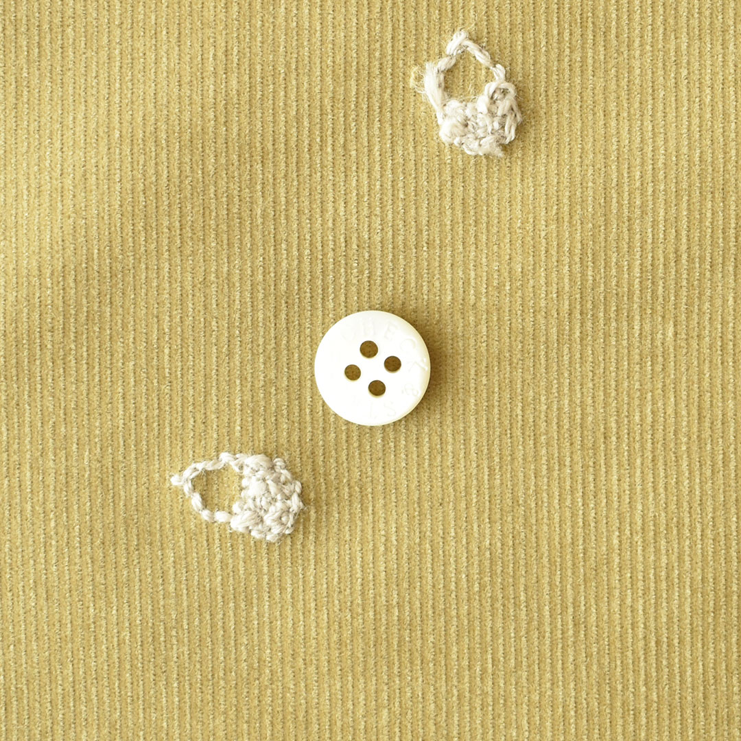 C&Sフレンチコーデュロイにどんぐりの刺しゅう　カーキベージュにシルバーベージュ